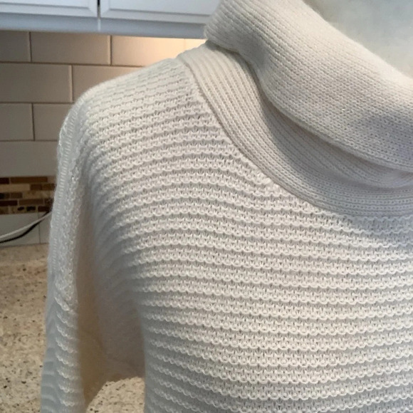 Banana Republic Cream Turtleneck Wool & Alpaca Blend Size Medium - Picture 2 of 8